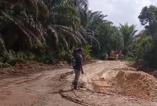 Warga Sendayan Protes Proyek Pengerasan Jalan Rp158 Juta Dibangun Untuk Kebun Pribadi