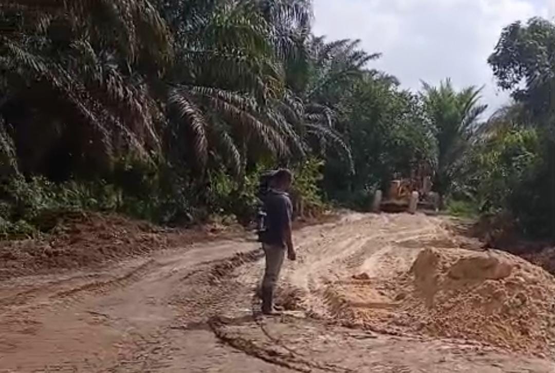 Warga Sendayan Protes Proyek Pengerasan Jalan Rp158 Juta Dibangun Untuk Kebun Pribadi