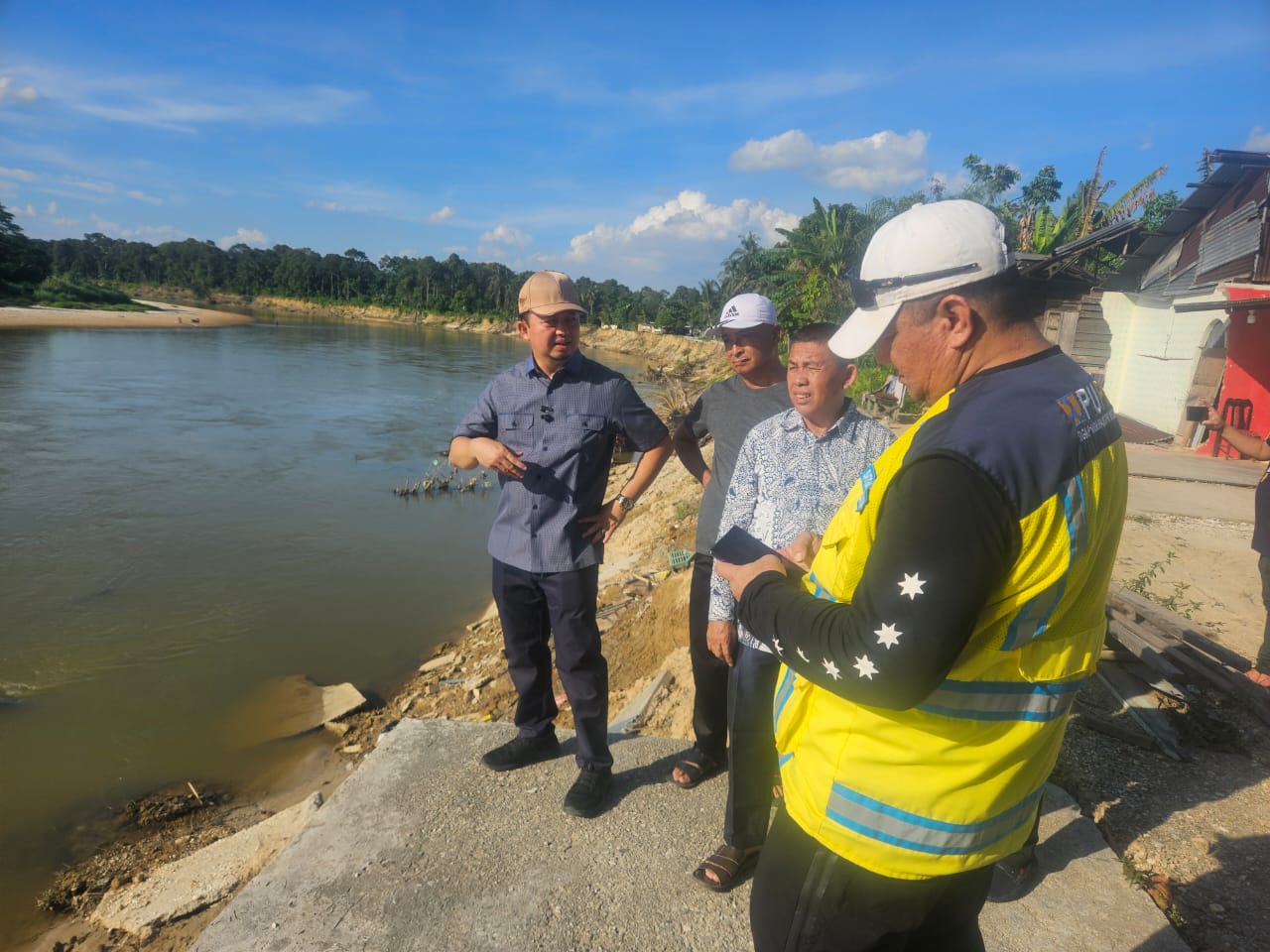 Syahrul Aidi Ajak Balai Sungai Keliling Sungai Kampar Meninjau Titik Rawan Longsor