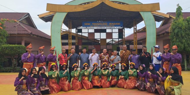 SPS Goes To School Hadir di SMKN 2 Pekanbaru, Ketua SPS: Membaca dan Menulis Merupakan Sarana Memperluas Wawasan serta Melatih Daya Kritis